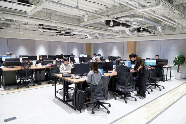 フリーアドレス環境で社員がパソコンに向かう