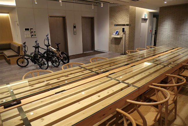 エレベーターを降りたエントランスにも机が置かれ、ミーティングやモバイル環境で可能な仕事に使われている