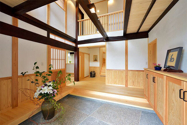 照明を随所に配置し、吹き抜けや天窓で採光性や通風を確保することで、「暗い」というイメージがある古民家をモダンで明るいイメージに再生＝ホームぺージより