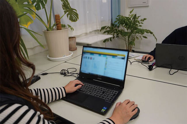 クラウド型業務支援ソフトを活用する様子