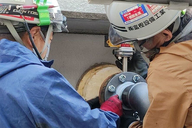 チラー配管の屋外貫通部でバルブ取り付けを施工