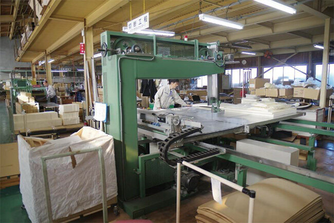 大小様々な機械が動いて素材を加工しているサンエイの工場。多岐にわたる製品を在庫も含めて管理していく必要性を感じている