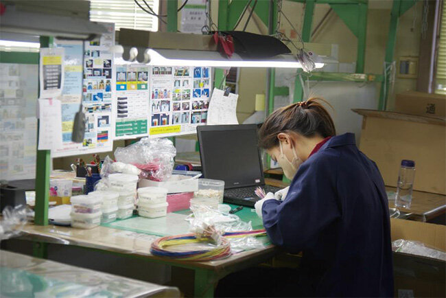 一つひとつ丁寧に検査して不良品がないかを確かめる