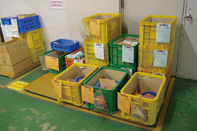 内職先には切断加工した電線やコネクタ類をセットにして配送する。どこに何が送られたかは生産管理システムで把握する