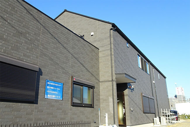 R&Dセンターでは、カーボンナノチューブの研究開発に取り組んでおり、単層分散技術で先行。事業化が着々と進展（R&Dセンターが入るビル）