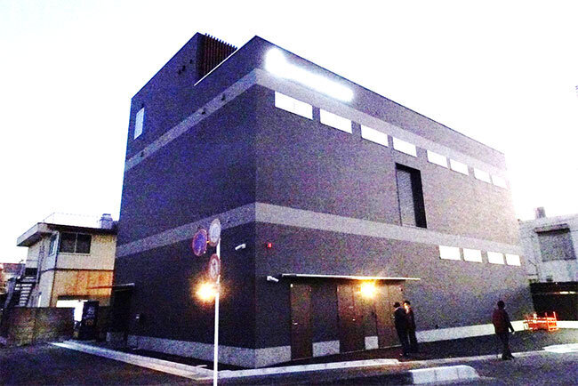 登戸ワークス外観　　新たな飛躍に向けてICTビル「登戸ワークス」を新築。建設と同時にICT機器を一括導入した