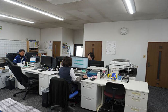 LED照明を導入するなど脱炭素化を進めている高野工業のオフィス