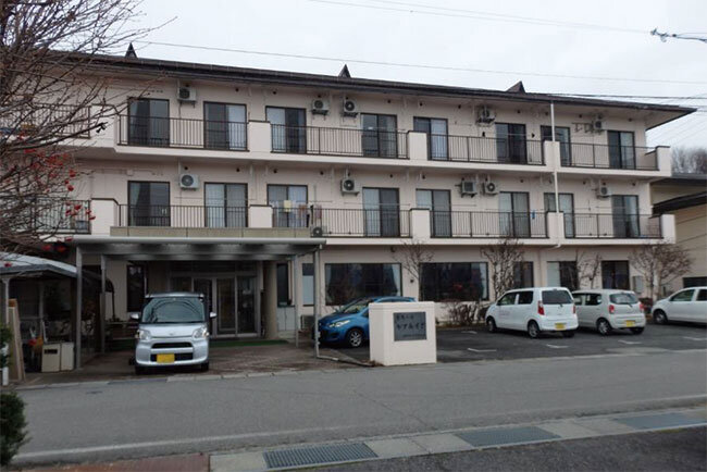 定員いっぱいの30人の高齢者が入居する「ケア・あずさ」