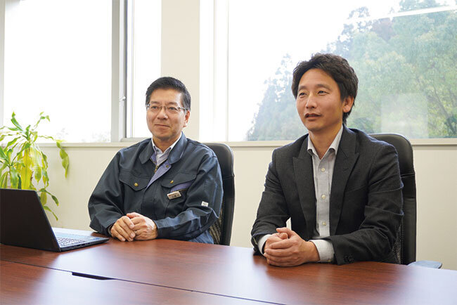 「創業精神を受け継ぎ“無くてはならない企業”を目指す」と話す窪田祐一社長と「創業者の“何でも形にする”という執念はすごかった」と振り返る久野康之常務（左）