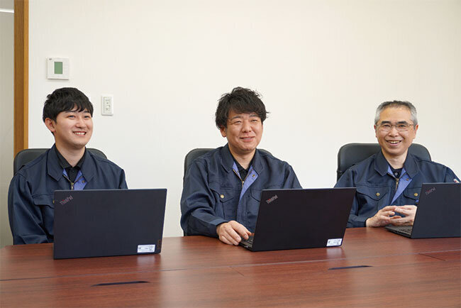 社内のICT化推進で「仕事のやり方が大きく変わった」と話す経営企画室システム課のスタッフ（右から水流博文課長、増田幹也主任、渡邊慎也さん）