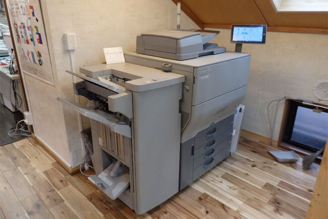 POPや販促グッズを通じてブロスの取り組みをより広く訴求するために導入したオンデマンド印刷機