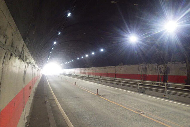 児島湾大橋につながるトンネル内の照明。天候などに対応して明るさが調整される