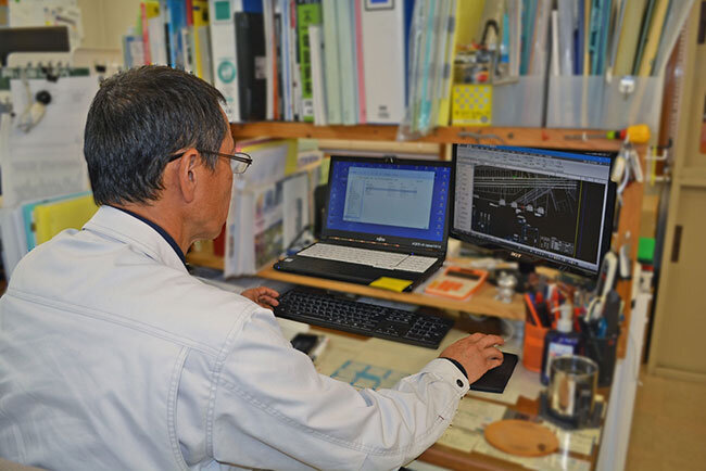 電気設備工事用CADを操作する従業員。役所とのやり取りは基本的に電子データだ