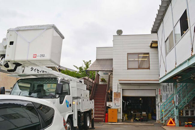 タイセイ電工本社。手前に工事で活躍する高所作業車がある