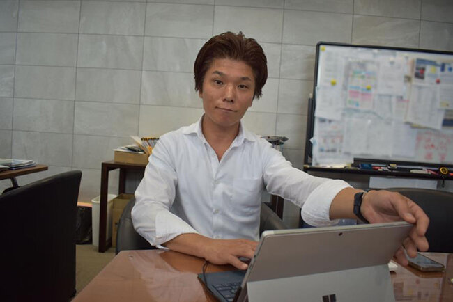 ノートパソコンを前に情報保護システム構築の必要性を語る長井昭雄社長