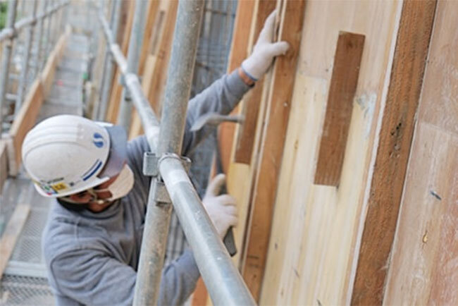 型枠を設置する作業の様子