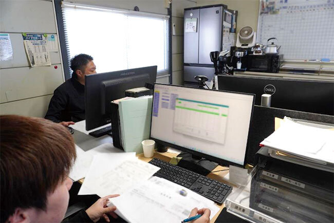 原価管理システムを活用する様子