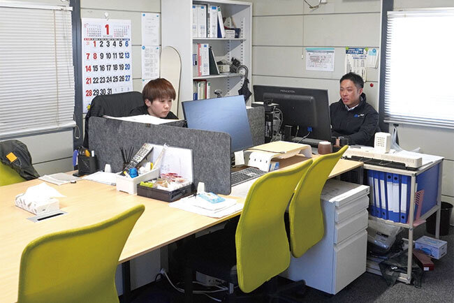 成和建設のオフィスの様子