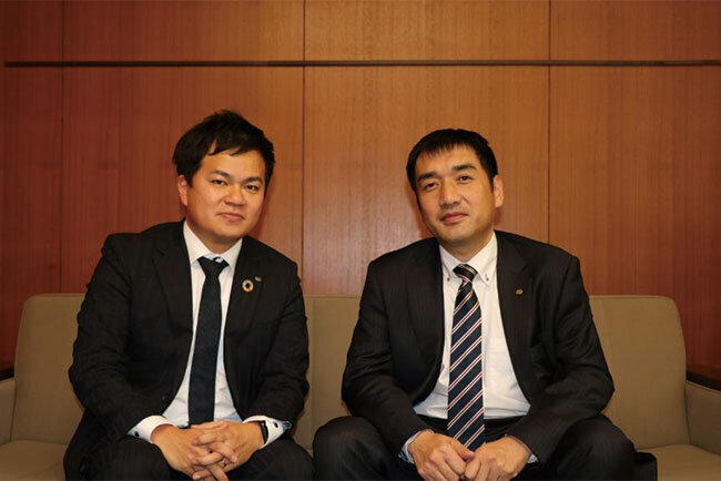 備前日生信用金庫の青山訓久・長船支店長（右）と島本大輝・営業統括部営業推進課長代理