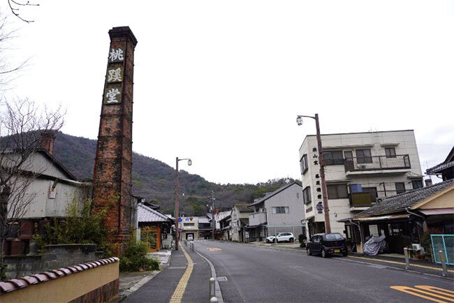 備前焼の窯元や店舗が集まる備前市伊部の町並み
