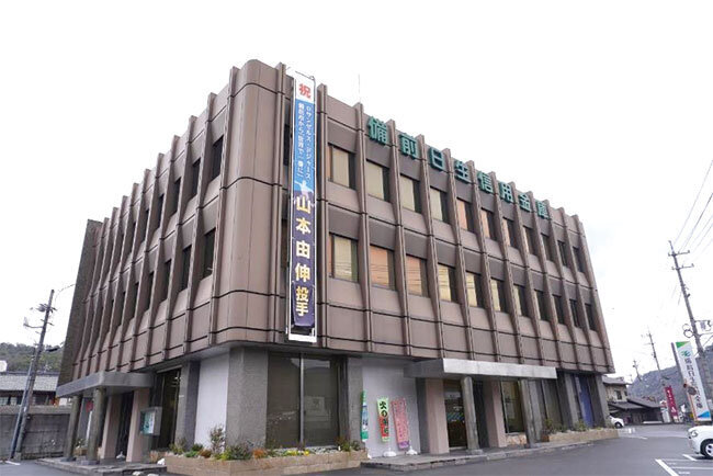備前市伊部の中心部に立地する備前日生信用金庫の本店