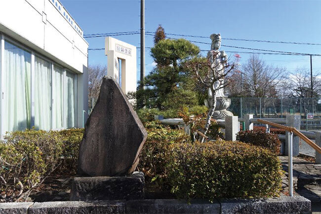 正面玄関近くには観音像と高円宮憲仁親王殿下が2001年に視察された際の記念碑も
