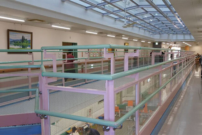 2階の回廊　ドア前のナースコール表示の視界の遮りが課題だった