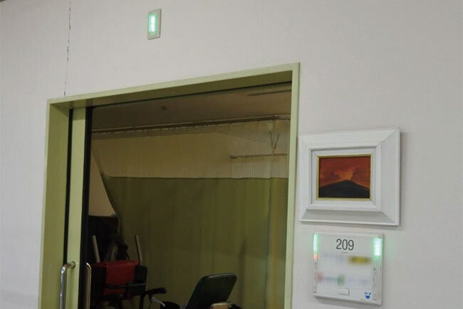 ナースコールの表示灯　最初はドアの横しかなかったが、ドア上に増設、色で離床、ベッド、トイレとわかるようにした