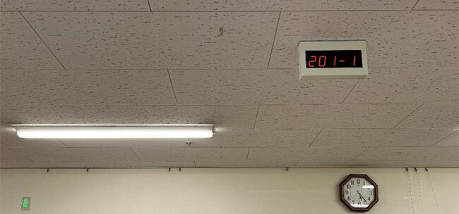 天井に設置された表示器