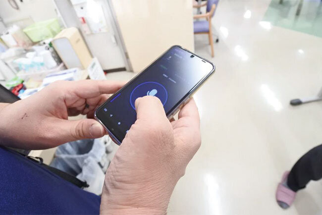 SIMカードを挿入したスマートフォンに専用アプリを入れたインカム