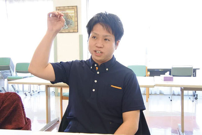 ホームページの管理人をはじめ介護ロボ・ICT導入を担当する鶴見翔吾総務課主任