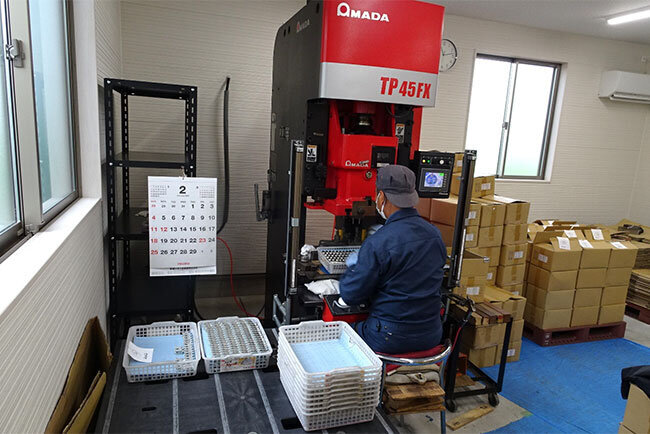 ひんじ検査1　中国向け輸出減の影響でヒンジ製造量も減少傾向だ