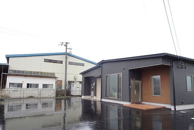 中小企業にとって厳しい時代に備え、新たなニーズに応えられる技術力向上を目指す＝本社事務所（右）と工場