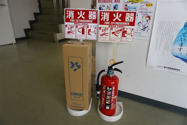 丸井工務店で販売している消火器。防災関連の幅広い物品を扱っている