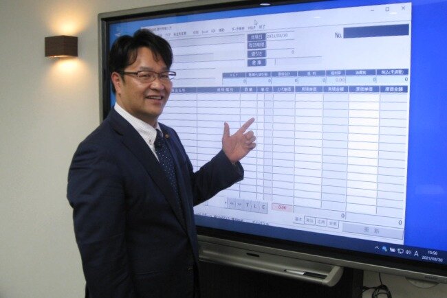 基幹システムについて説明する谷野利宏社長