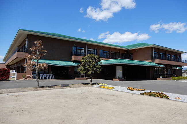 遠くからも目立つ緑の屋根の「ことぶきの郷」