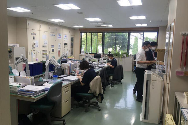 すっきりとした事務所に設置された複合機