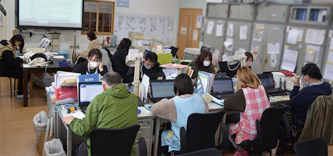 出勤している全職員が集まって子どもたちの様子を話し合う引き継ぎのミーティング。園外の2グループホームはWeb会議で参加