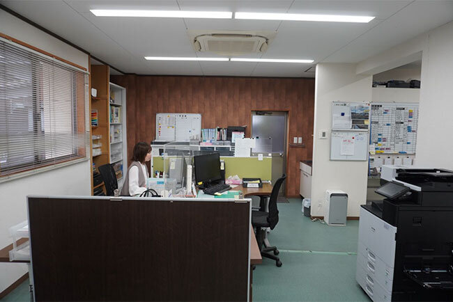 蒲生電気工業所のオフィスの様子