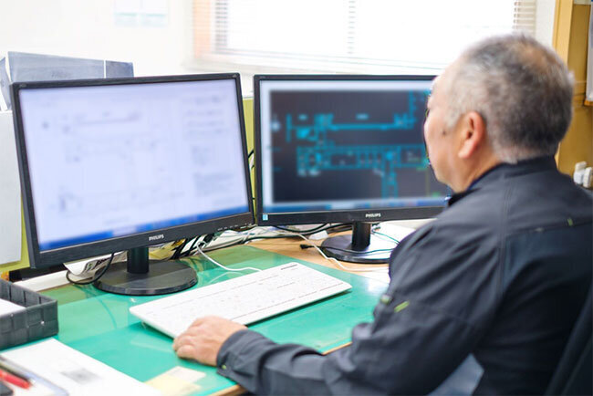 CADを使って電気設備の設計をする様子。受注から完成までのすべての工程を自社一貫体制で対応している