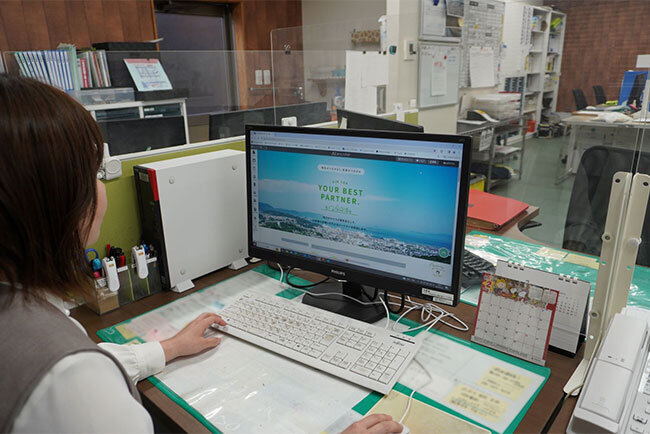 ホームページを編集する様子