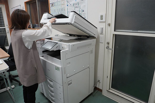 複合機を活用して図面をデジタル化する様子