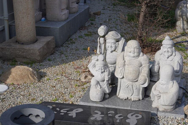 はやしばらの本社前に展示している石材加工作品