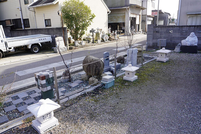 高松市牟礼町では町内で様々な石材加工作品が並んでいる