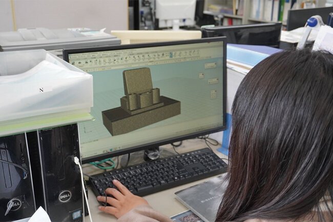 CADを活用して墓石をデザインする様子