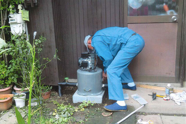 井戸ポンプ：顧客からの連絡があれば迅速に駆けつけ、修理や改修作業に取り組むのも大倉節工業の強みだ