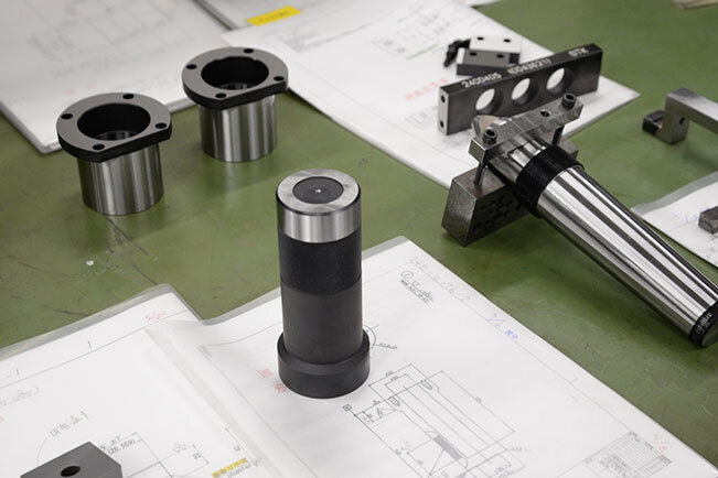 ゲージとは製品の長さや幅、高さ、穴の位置、姿・形の寸法精度を検査する工具。計測する加工物に応じてさまざまな種類がある