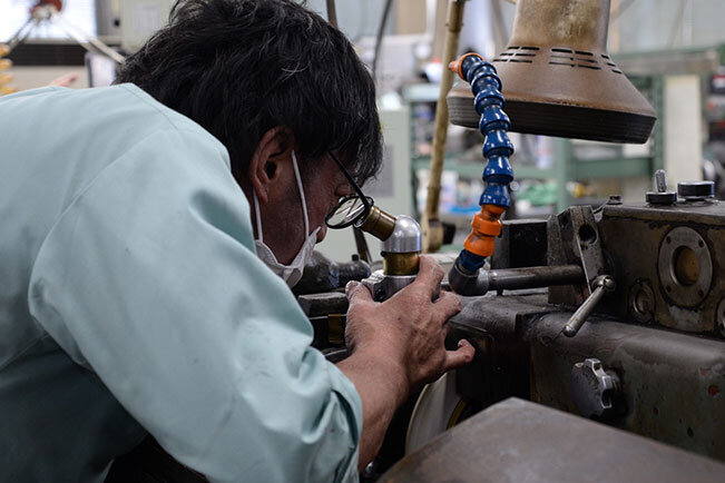 1台の加工機にそれぞれの専従者が作業にあたる。一点物を製作するため、自動機より汎用機を使った方が効率的だという。40〜50年活躍する加工機も多い