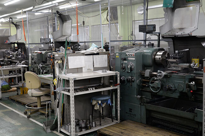 切削機や旋盤、研磨機器などさまざまな加工機械がそろう工場。汎用機だからこそ加工品の形状に応じた加工ができる