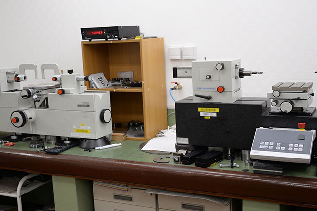 いくつもの測定器が並ぶ完成品の検査室。温度・湿度の影響を受けやすい鋼鉄製の加工物を一定の条件で検査・測定する必要があり、室内は恒温に保たれている